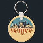 Venice Italy Retro City Skyline Cityscape Art Sleutelhanger<br><div class="desc">en retro-stadsplan met prachtige skyline, toeristische attractie en cityscape art. Koelwolkenkrabber en bouwartikelen voor silhouette-illustratie voor toeristen en reizigers. Perfect als souvenir om terug naar huis te brengen wanneer je over de wereld reist. Bespaar de herinnering aan uw reis en vakantie met familie en vrienden. De achtergrondkleur kan aan uw...</div>
