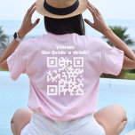 Venmo The Bride Een Drink QR Code Champagne Toast T-shirt<br><div class="desc">Hef een glaasje op en vier het in stijl met ons "Venmo The Bride A Drink" QR Code Bubbly Champagne Toast Vrijgezellenfeest T-Shirt. Dit leuke en trendy shirt is voorzien van een aangepaste QR-code, waardoor het gemakkelijk is voor gasten om de bruid een drink te sturen vanaf hun telefoon. Het...</div>