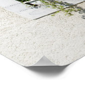 Venster en vensterbank van bloemen in gewone wand poster (Hoek)