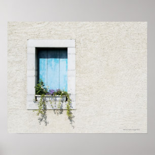 Venster en vensterbank van bloemen in gewone wand poster