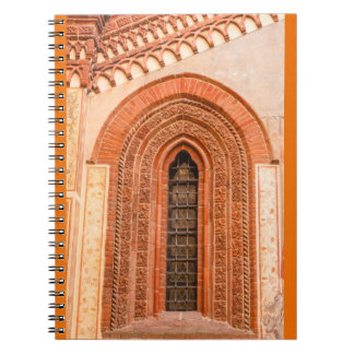 VENSTER VAN GOTHISCHE STIJLFOTO-NOTITIEBOEK NOTITIEBOEK