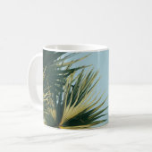Ventilatorpalm onder blauwe hemel koffiemok (Voorkant links)