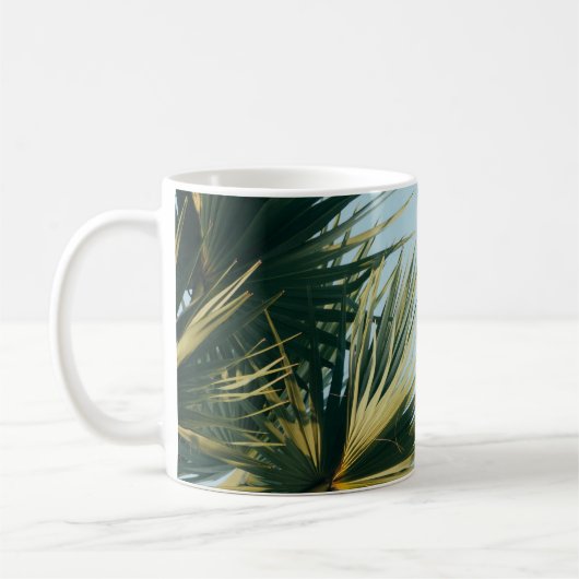 Ventilatorpalm onder blauwe hemel koffiemok (Links)
