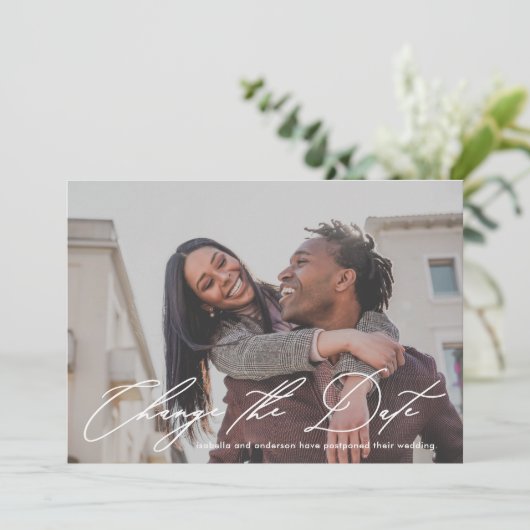 Verander de datum Uitstel van de bruiloft Calligra Aankondiging (Staand voorkant)