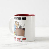 Verander me niet dat ik bezig ben tweekleurige koffiemok (Voorkant links)