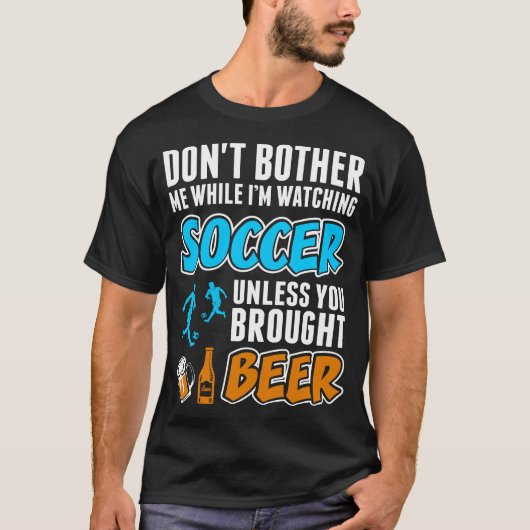 Verander me niet terwijl ik naar het voetbalshirt  t-shirt (Voorkant)