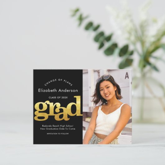 Verandering van plannen afstuderen gouden zwarte t uitnodiging briefkaart (Staand voorkant)