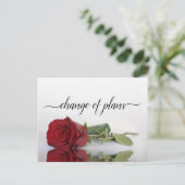 Verandering van plannen Rood rozen bruiloft uitges Aankondigingskaart (Staand voorkant)