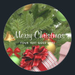 Veranderlijke Merry Christmas Text Gifts Sjabloon Ronde Sticker<br><div class="desc">Veranderlijke Merry Christmas Text Tree en geschenken Elegante Sjabloon Classic Ronde Sticker.</div>