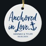 Verankerd in liefde Jonggehuwd Keramisch Ornament<br><div class="desc">Vier het jonge paar met deze "Verankerd in liefde" kerstbal,  gepersonaliseerd met hun namen en trouwdatum! Een attent aandenken voor pasgetrouwde stellen.</div>