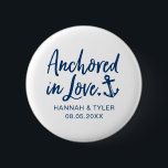Verankerd in liefde strand nautisch huwelijk ronde button 5,7 cm<br><div class="desc">Vier je huwelijk met deze "Verankerd in liefde" knoop met jouw namen en huwelijksdatum. Perfect voor strand bruidsfeesten en bruids showers!</div>