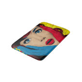 Verbaasde vrouw in popart badmat (Gekanteld)