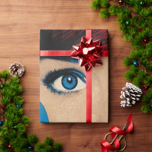 Verbaasde vrouw in popart cadeaupapier