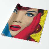 Verbaasde vrouw in popart cadeaupapier (Uitgerold)