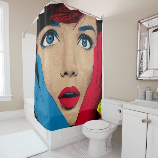 Verbaasde vrouw in popart douchegordijn (In situ)