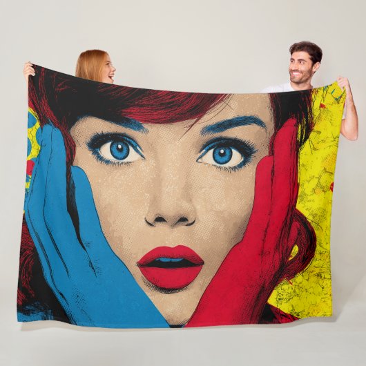 Verbaasde vrouw in popart fleece deken (In situ)