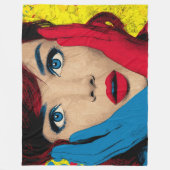 Verbaasde vrouw in popart fleece deken (Voorkant)