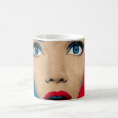Verbaasde vrouw in popart koffiemok (Center)