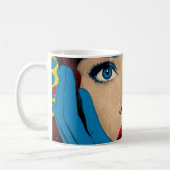 Verbaasde vrouw in popart koffiemok (Links)