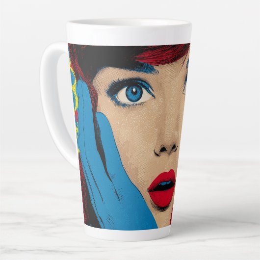 Verbaasde vrouw in popart latte mok (Linkerhoek)