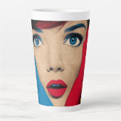 Verbaasde vrouw in popart latte mok (Voorkant)