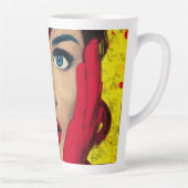 Verbaasde vrouw in popart latte mok (Rechts)