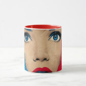 Verbaasde vrouw in popart mok (Midden)