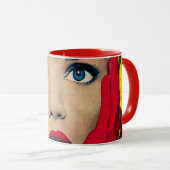 Verbaasde vrouw in popart mok (Voorkant rechts)