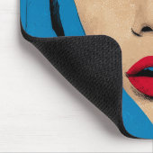 Verbaasde vrouw in popart muismat (Hoek)