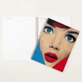 Verbaasde vrouw in popart planner (Display)
