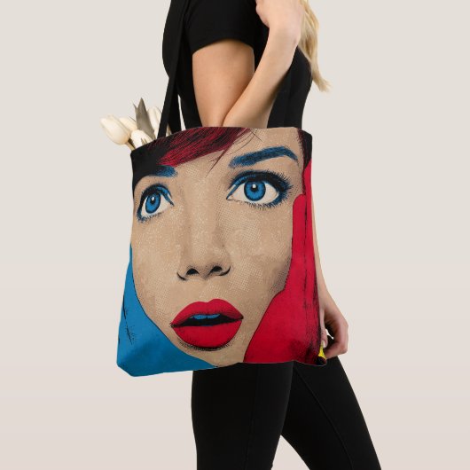 Verbaasde vrouw in popart tote bag (Dichtbij)