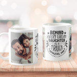 Verbazingwekkend pap persoonlijke foto-collage koffiemok<br><div class="desc">Maak deze "Achter elke geweldige dochter is een echt verbluffende vader"-typografie gemakkelijk aan te passen en citeer het ontwerp met twee van uw favoriete foto's. Maakt een groot geschenk voor Vaderdag of speciale gelegenheden.</div>