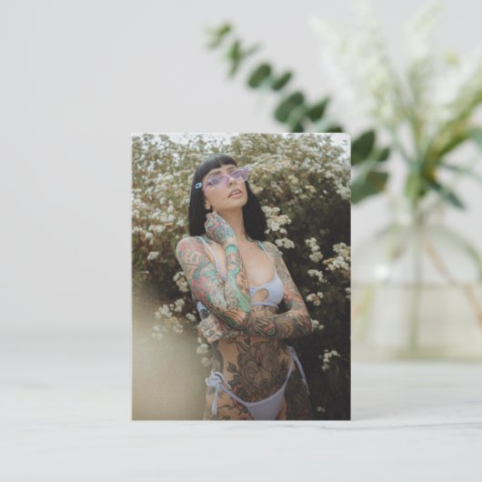 Verbazingwekkend! Tattooed Beauty Bikini Girl Foto Briefkaart (Staand voorkant)