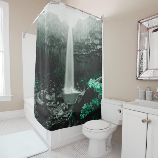 Verbazingwekkend uitzicht van de waterval van Svar Douchegordijn (In situ)