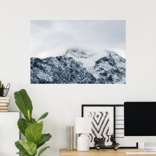 Verbazingwekkende besneeuwde bergen bedekt door wo poster