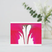 Verbazingwekkende rode roos onder de witte hemel.p briefkaart (Staand voorkant)