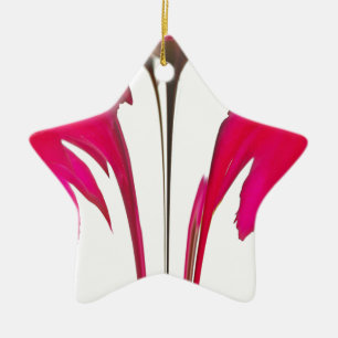 Verbazingwekkende rode roos onder de witte hemel.p keramisch ornament