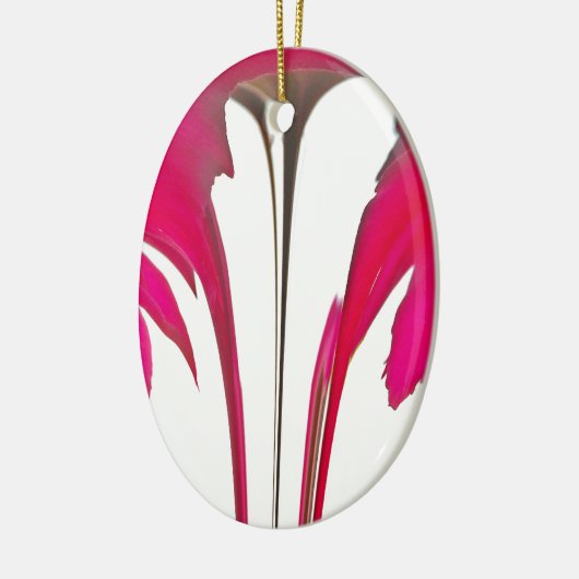 Verbazingwekkende rode roos onder de witte hemel.p keramisch ornament (Links)