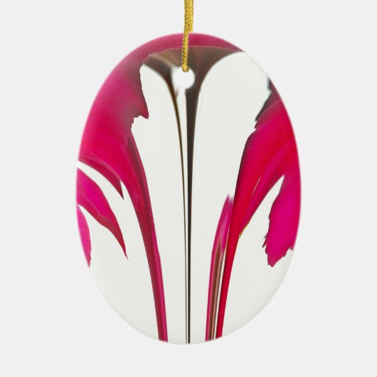 Verbazingwekkende rode roos onder de witte hemel.p keramisch ornament (Voorkant)