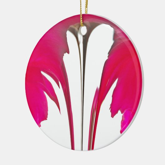 Verbazingwekkende rode roos onder de witte hemel.p keramisch ornament (Links)