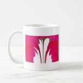 Verbazingwekkende rode roos onder de witte hemel.p koffiemok (Links)