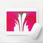 Verbazingwekkende rode roos onder de witte hemel.p muismat (Met muis)