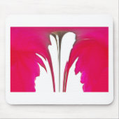 Verbazingwekkende rode roos onder de witte hemel.p muismat (Voorkant)