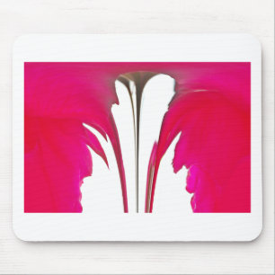 Verbazingwekkende rode roos onder de witte hemel.p muismat