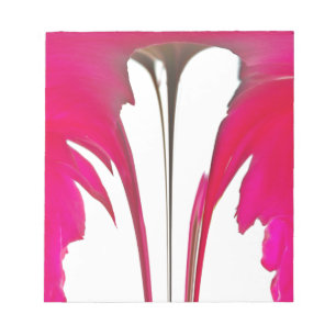 Verbazingwekkende rode roos onder de witte hemel.p notitieblok