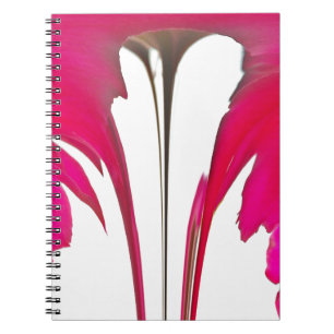 Verbazingwekkende rode roos onder de witte hemel.p notitieboek