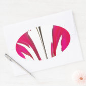 Verbazingwekkende rode roos onder de witte hemel.p ovale sticker (Envelop)