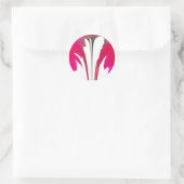 Verbazingwekkende rode roos onder de witte hemel.p ronde sticker (Tas)