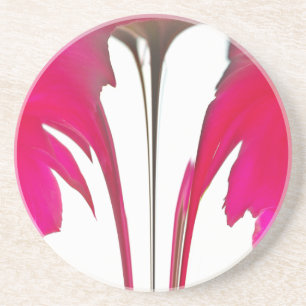 Verbazingwekkende rode roos onder de witte hemel.p zandsteen onderzetter