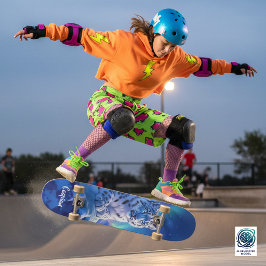 Verbazingwekkende sneeuwluipaard op bergrots persoonlijk skateboard